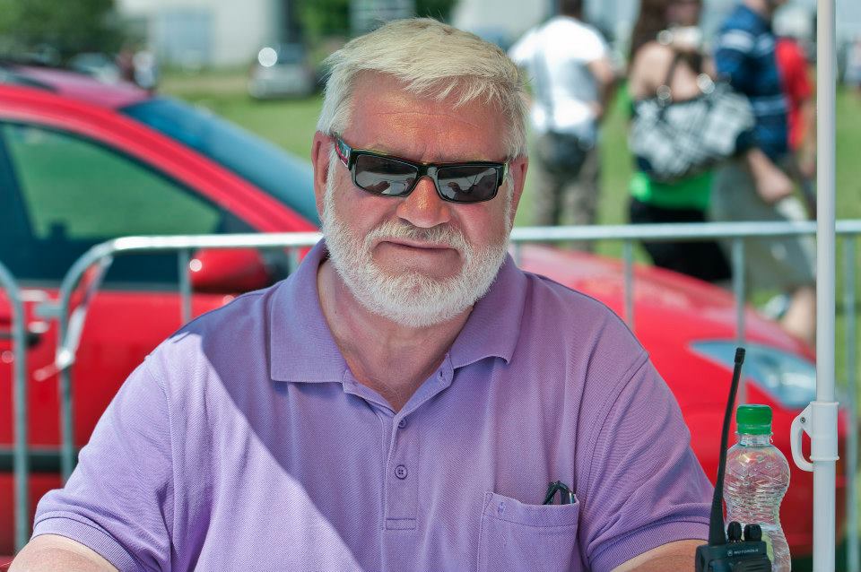 Lars-Göran Arvidsson tilldelas Flygsportförbundets förtjänstmedalj i guld för sina insatser för konstflyget. Foto: Lars-Åke Allerhed.