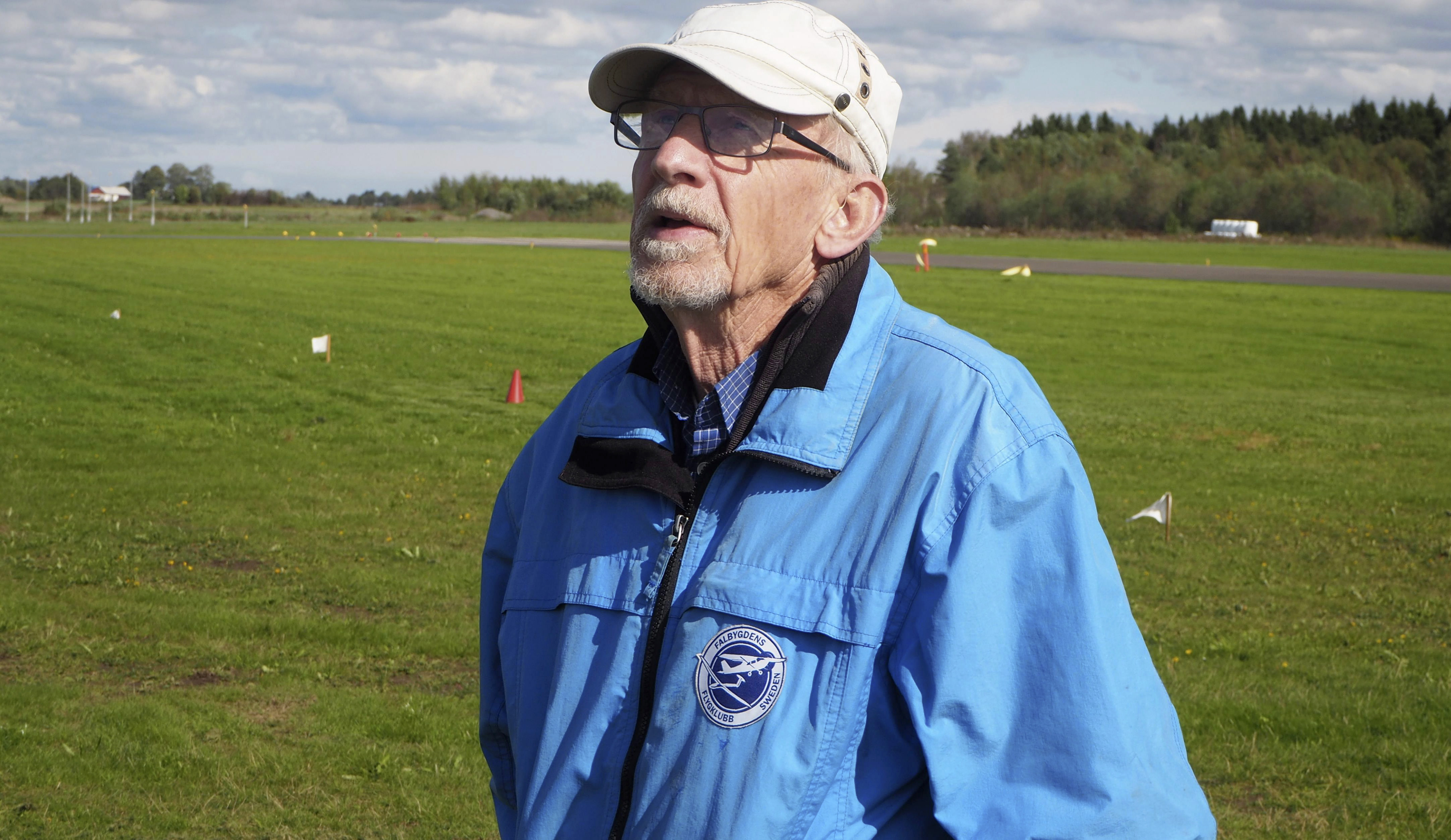 Tage Åkesson i Falbygdens Flygklubb har tilldelats FSF:s förtjänstmedalj i guld. "Segelflygtiden har varit fantastisk, och jag tänker hålla på så länge det går". Foto: Kjell Folkesson.