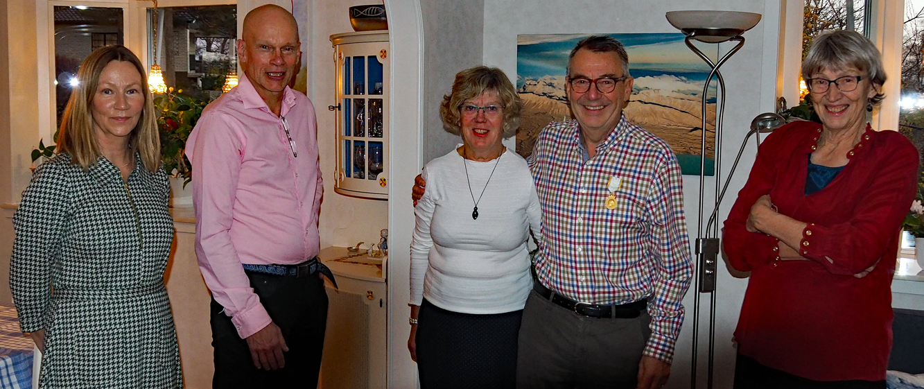 Från vänster Helena Burholm (ledamot FSF), Anders Åkvist (ordförande FSF), Lillemor Folkesson, Hans Folkesson (med den kungliga medaljen) och Malin Torell (valberedningen FSF och ordförande i Göteborgs Segelflygklubb). Foto: Kjell Folkesson.