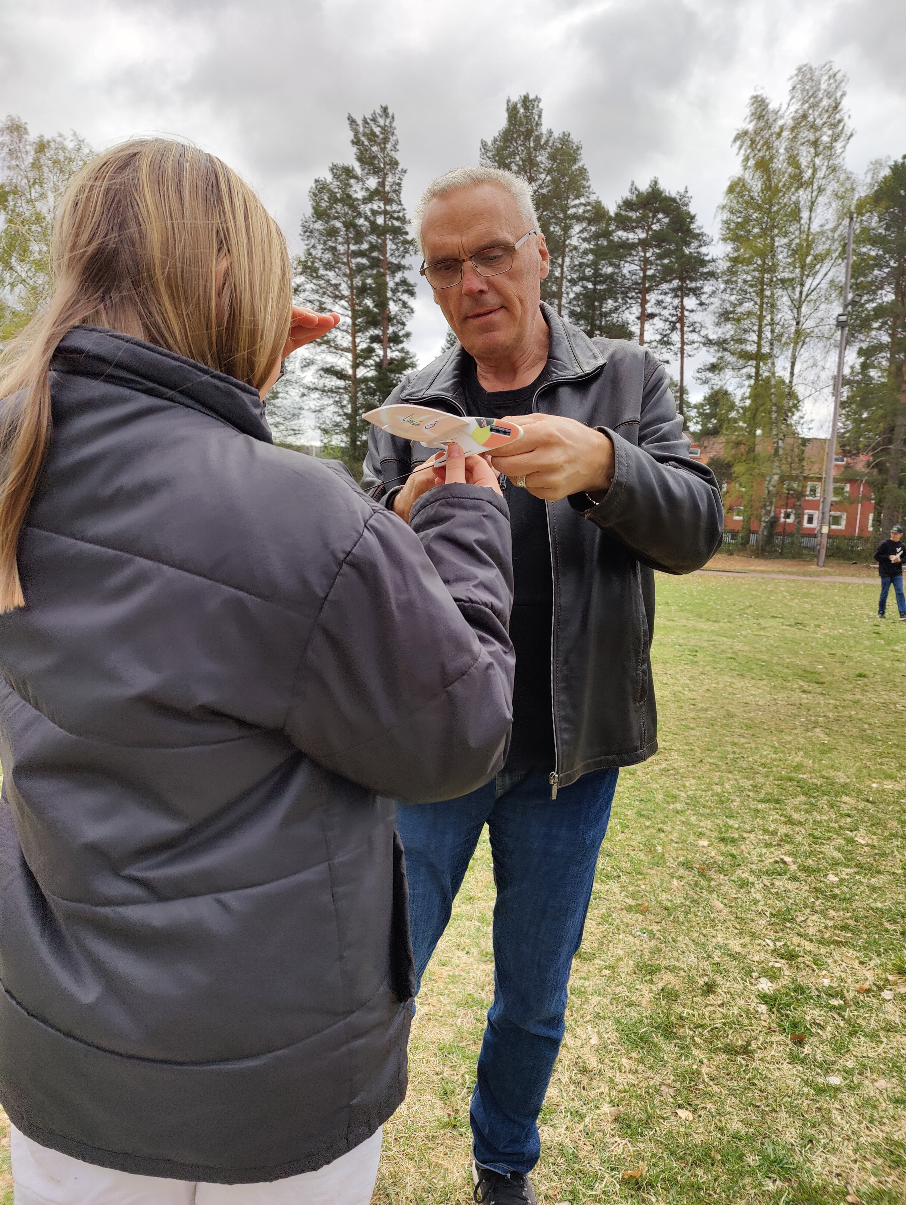 Bengt Staffas föreningsutvecklare på Svenska Flygsportförbundet hjälper till under Rättviksskolans flygdag. Foto: Emmy Ihlar, Dalabygden.